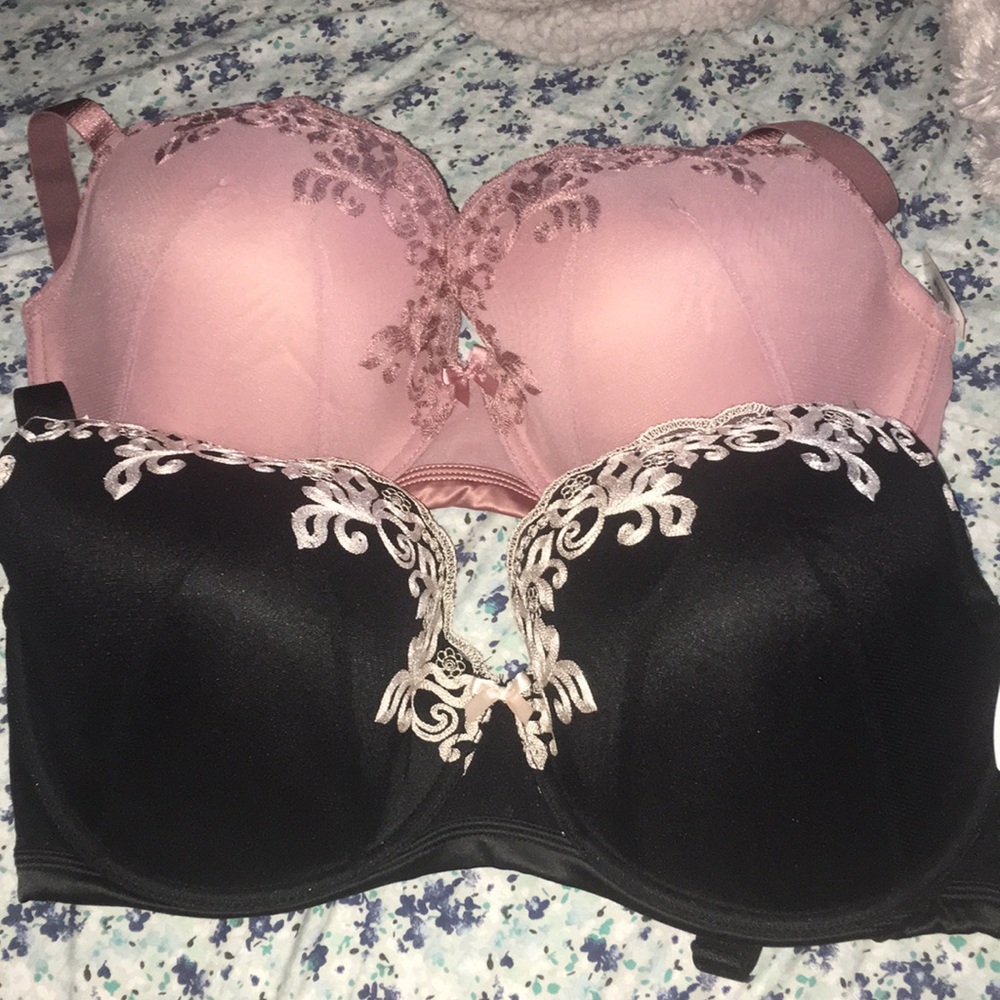 New condition 2 sets of bras 40G adore me!